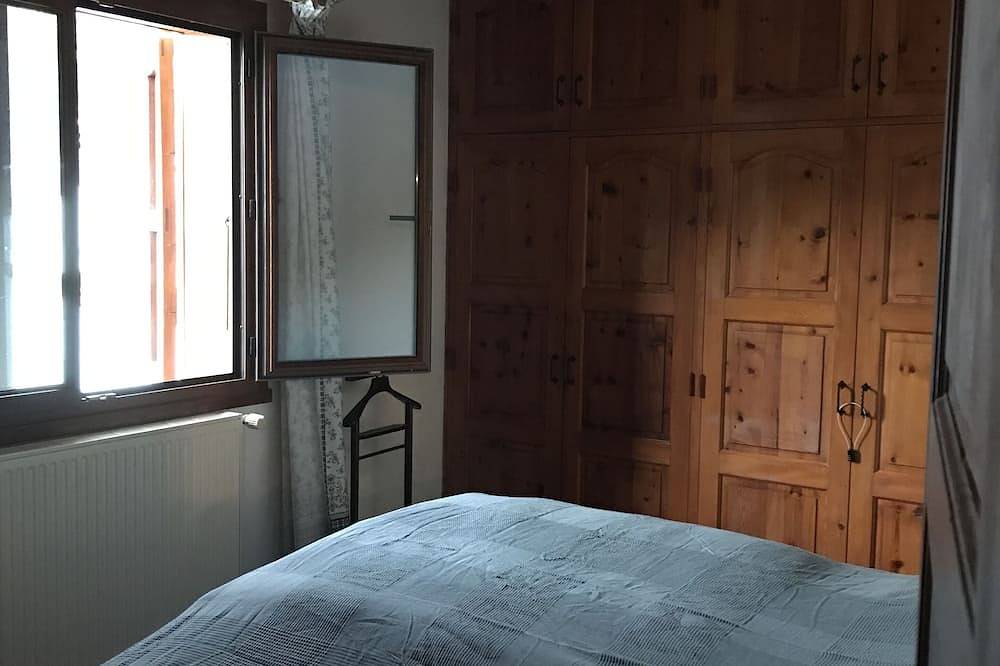 Reopening After Renovation Chalet sleeps 8, large garden. Serre chevalier in Le Monêtier-les-Bains, Serre Chevalier