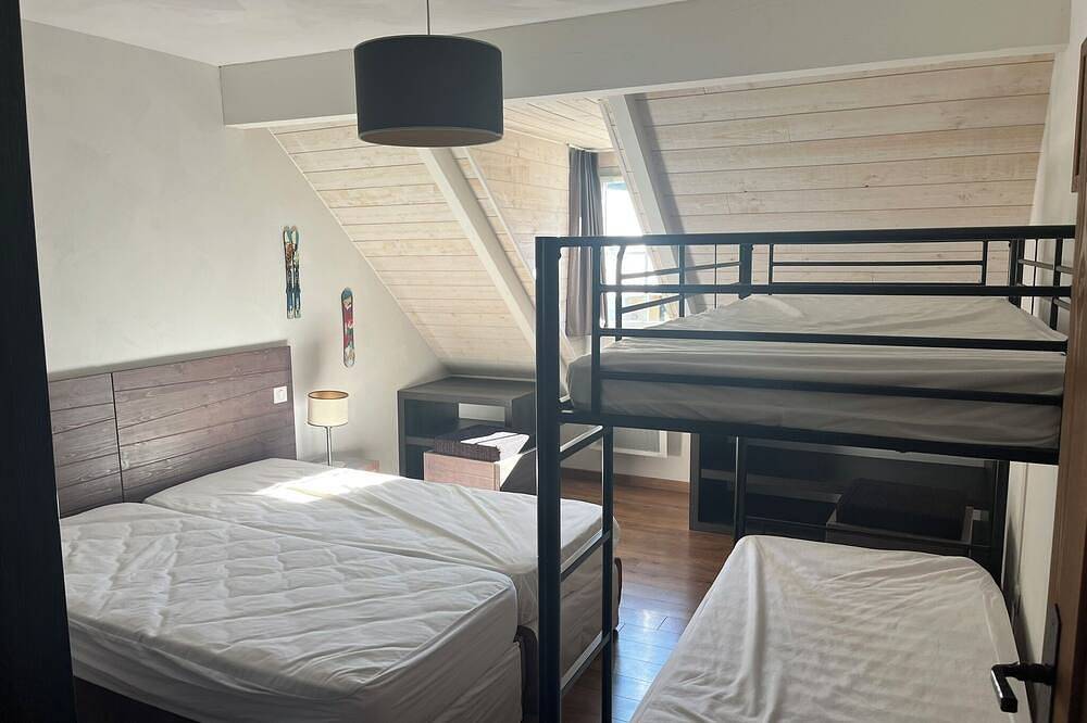 Entire apartment, 10 people - 2 bathrooms - Swimming pools - Terrace - Close to all amenities in Saint-Lary-Soulan, Pyrenees National Park