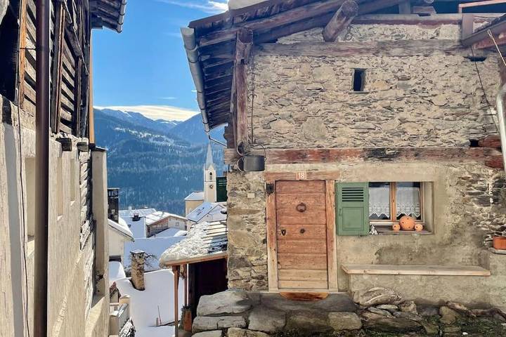 Ferienwohnung für 4 Personen, mit Terrasse und Ausblick in Trin