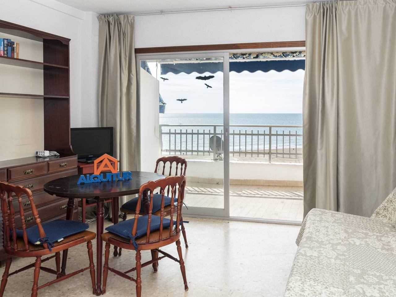 Entire apartment, 1-Bedroom Beachfront Apartment with Pool & Wifi in Cullera, Costa de Valencia