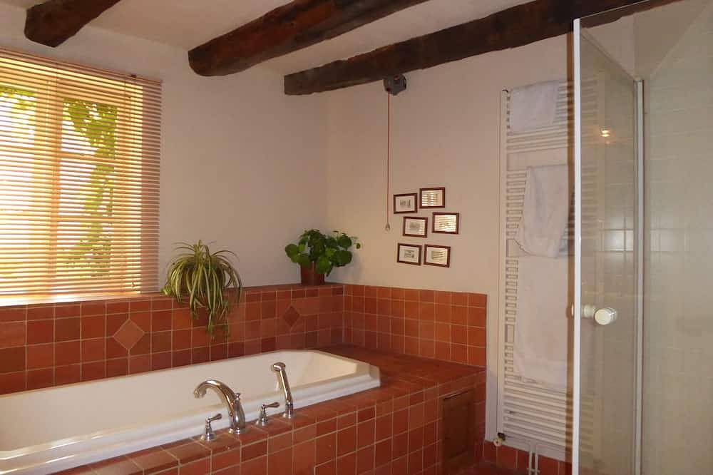 Cottage offrant de superbes vues et une piscine chauffée privée in Ayen, Région de Brive-la-Gaillarde