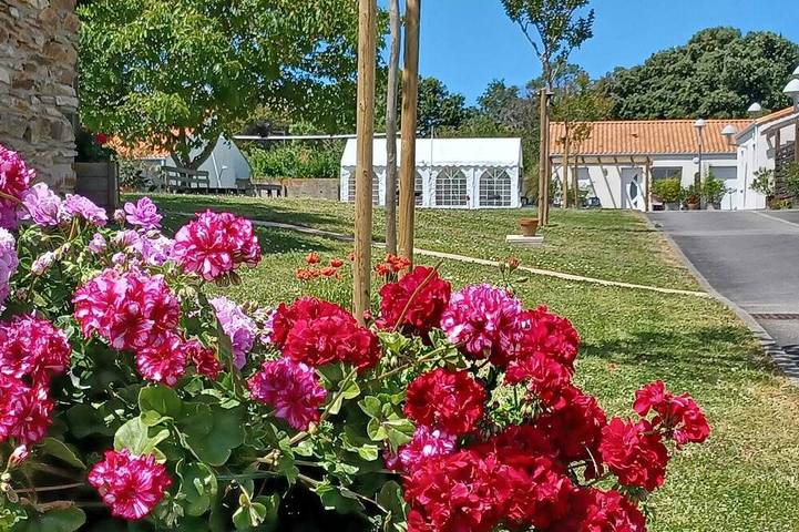 Location de vacances pour 14 personnes, avec piscine ainsi que terrasse et jardin aux Les Sables-d'Olonne