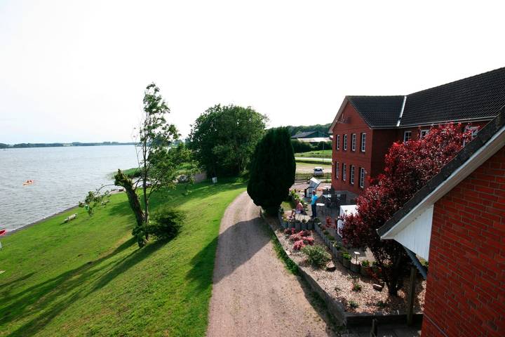 Ferienwohnung für 4 Personen, mit Sauna und Whirlpool sowie Terrasse und Garten, mit Haustier in Schlei