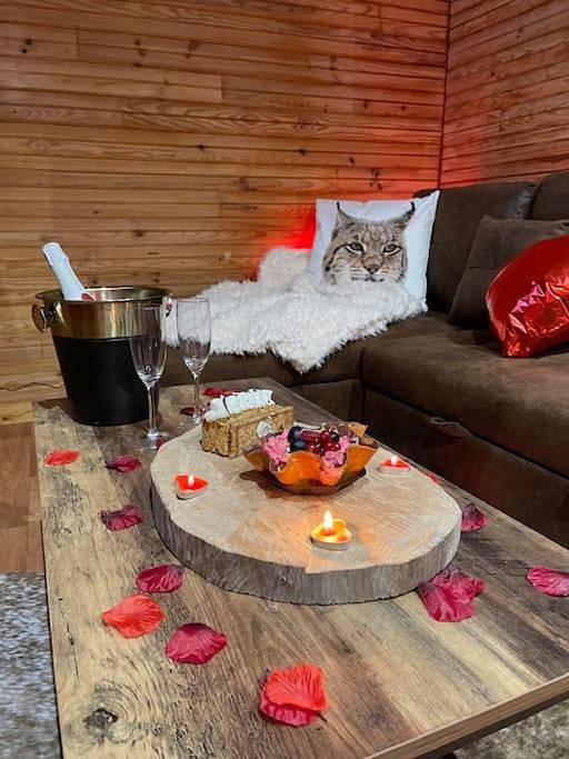 Gîte pour 4 personnes, avec Jacuzzi et Terrasse ainsi que Jardin et Sauna à Arthon