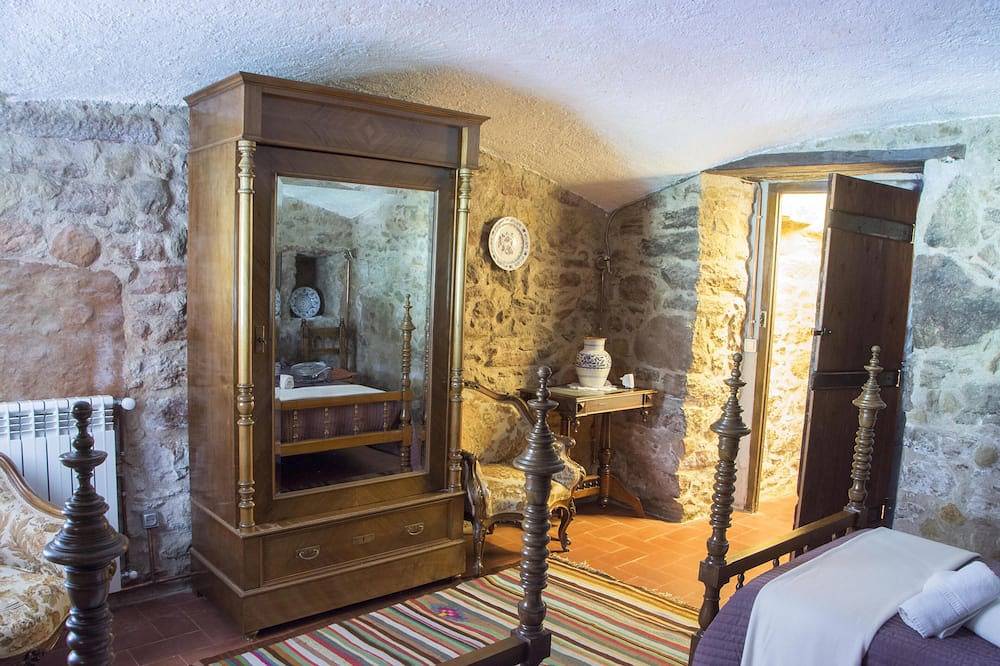 Traditionelles Bauernhaus in ländlicher Umgebung, nur 10 km von Girona entfernt. Für 22 Personen. in Sant Medir, Sant Gregori