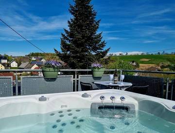 Ferienhaus für 4 Personen, mit Pool und Ausblick sowie Sauna und Garten, mit Haustier in der Eifel