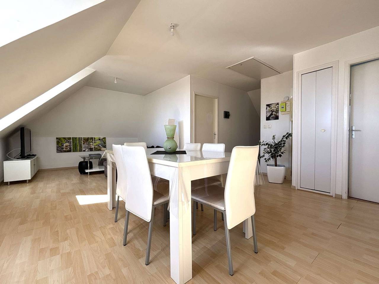 Ganze Wohnung, La Forêt-Fouesnant: Zauberhafte Wohnung im Dorfzentrum, 5 Min zum Strand in La Forêt-Fouesnant, Côte de Cornouaille