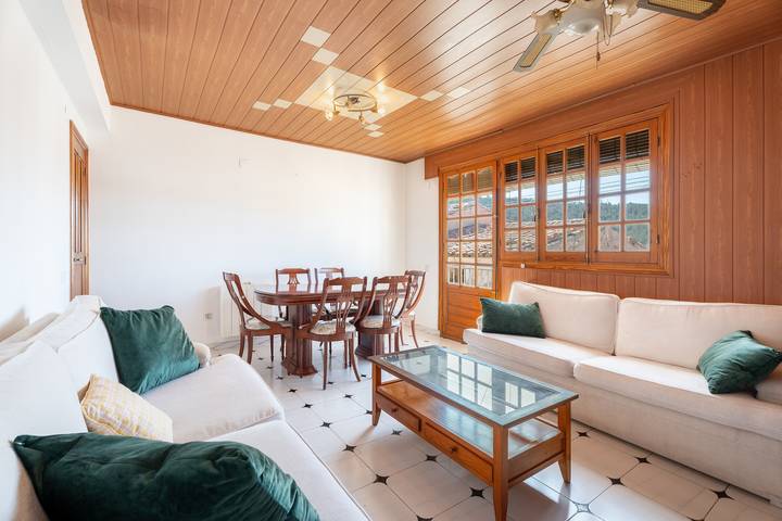 Apartamento inteiro, Apartamento 'Ático Casco Histórico Higueruelas' com vista para a montanha, varanda e acesso Wi-Fi in Higueruelas, Valencia (província)