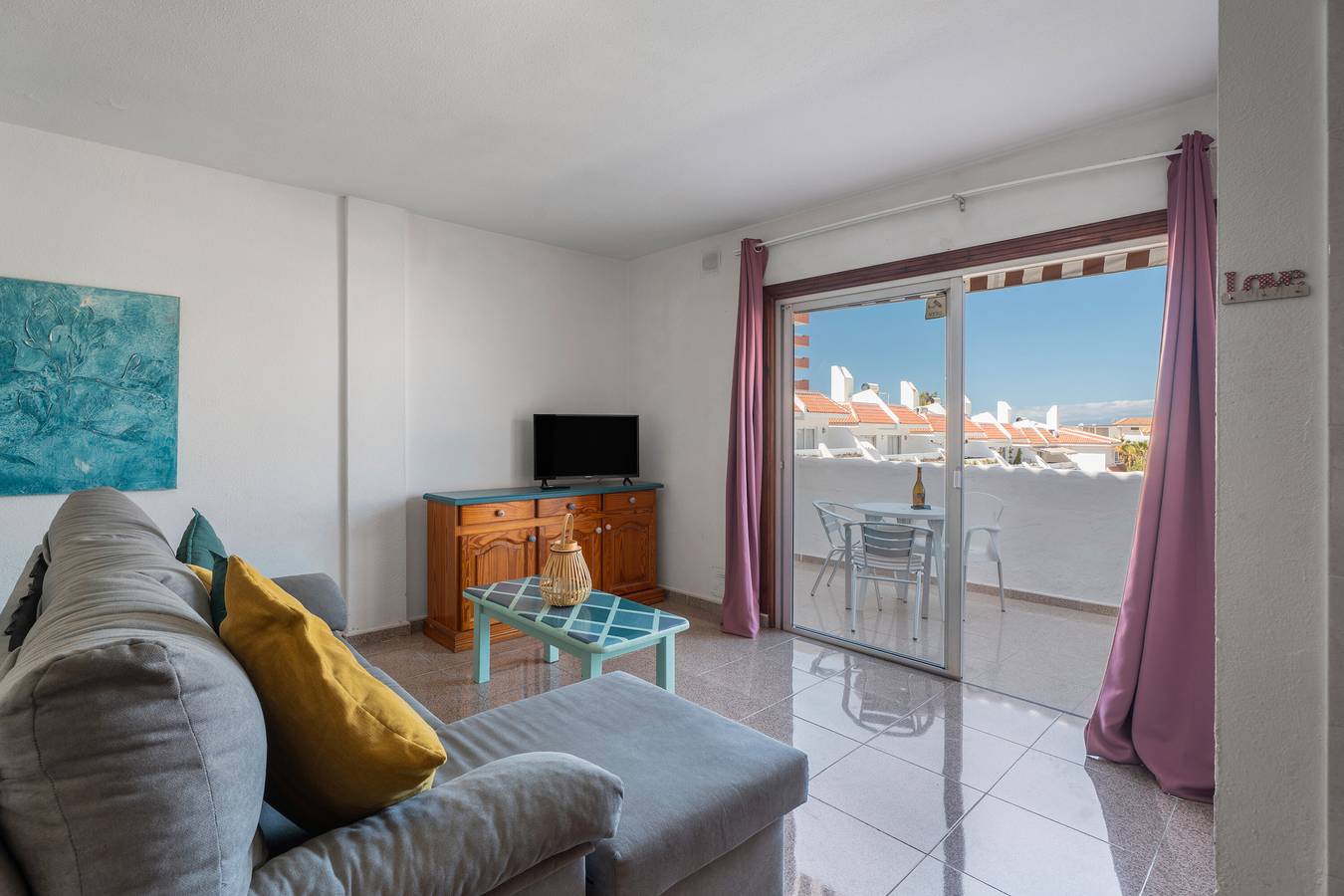 Entire apartment, Vacation Apartment 'Las Floritas' with Shared Pool, Private Terrace and Wi-Fi in Playa de las Américas, Arona