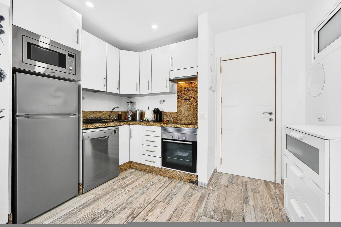 Apartamento entero, Oceanview Paradise 2Br: High-Speed Wifi & Office  | Walk to Beach & Restaurants | Costa Adeje in Moncloa-Aravaca, Madrid