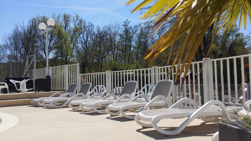 Location de vacances pour 8 personnes, avec jardin ainsi que vue et piscine à Chauzon - 4