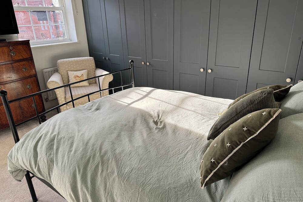 Ensuite double bedroom in Basingstoke, Hampshire