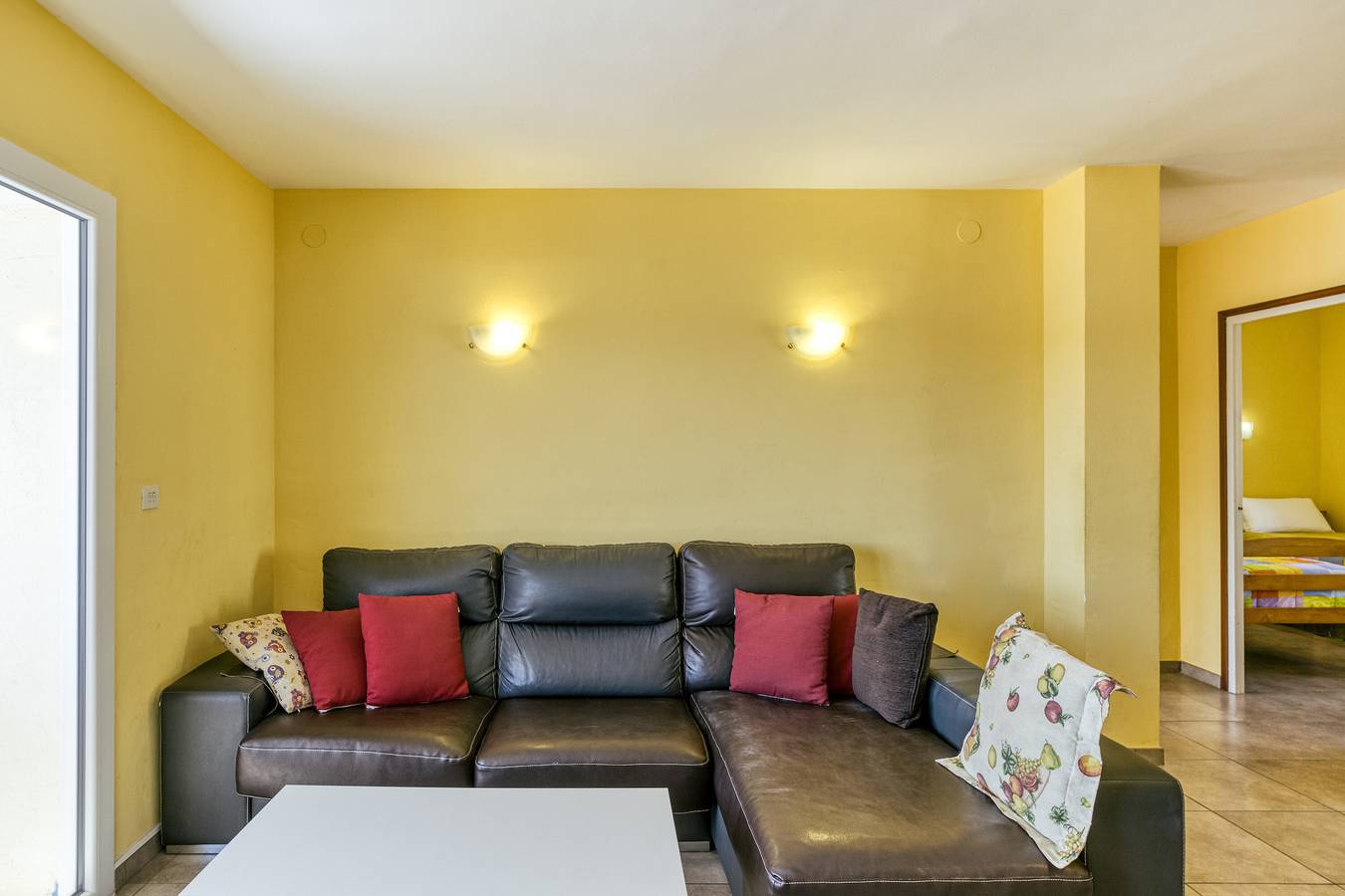Entire apartment, Apartment 'Escala Riells' with Balcony and Wi-Fi in l'Escala, Upper Empordà