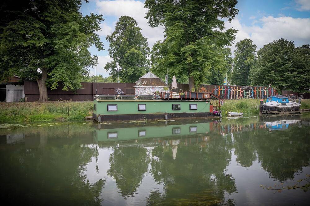 Central Cambridge Modern Solar Houseboat in Market Ward, Cambridge