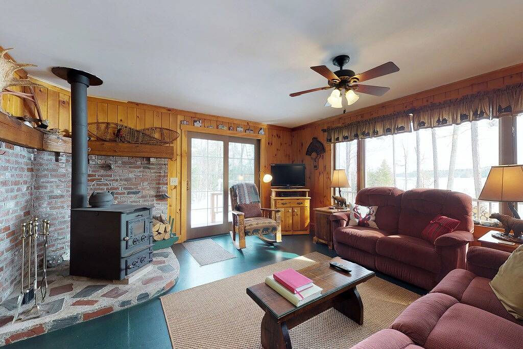 Lakefront Kabine mit schöner Aussicht, Zugang zum Strand und eigenem Dock! in Piscataquis County