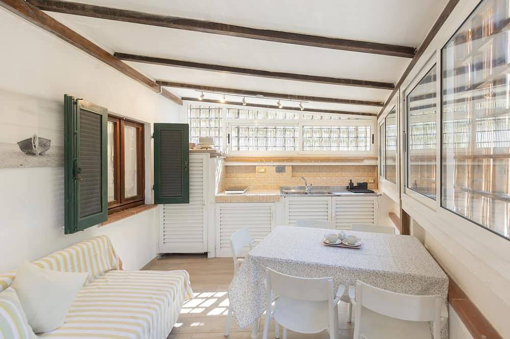 Appartamento intero, Questa graziosa casa, con ingresso indipendente ed un comodo spazio esterno attrezzato, è situata a in Biodola, Parco Nazionale Arcipelago Toscano