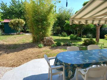 Gîte pour 6 personnes, avec terrasse et jardin à Puy-l'Évêque