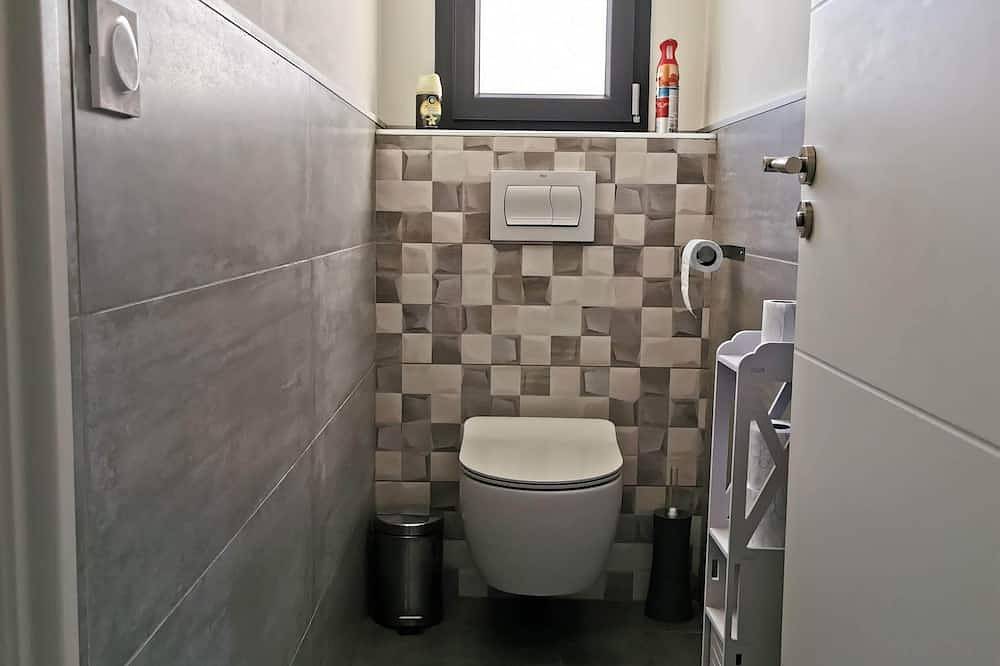 Chambre tout confort, salle d'eau et toilettes séparées 60€ la nuit in Plaissan, Région de Lodève