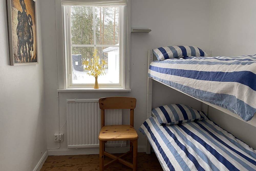 Cozy Forest Cabin by the Lake in Bottenwiek