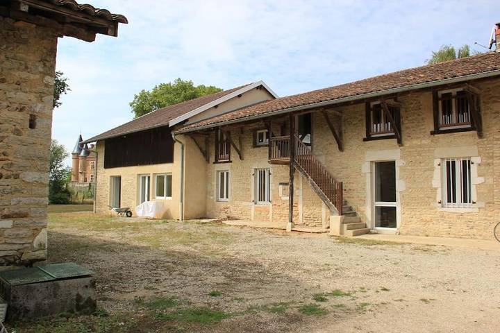 Location de vacances pour 12 personnes, avec Terrasse ainsi que Jardin et Vue dans Certines