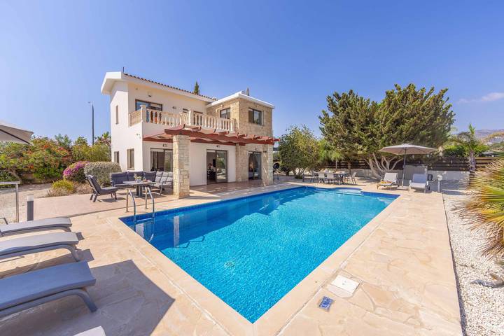 Villa for 6 people, with pool and garden as well as terrace in Cyprus