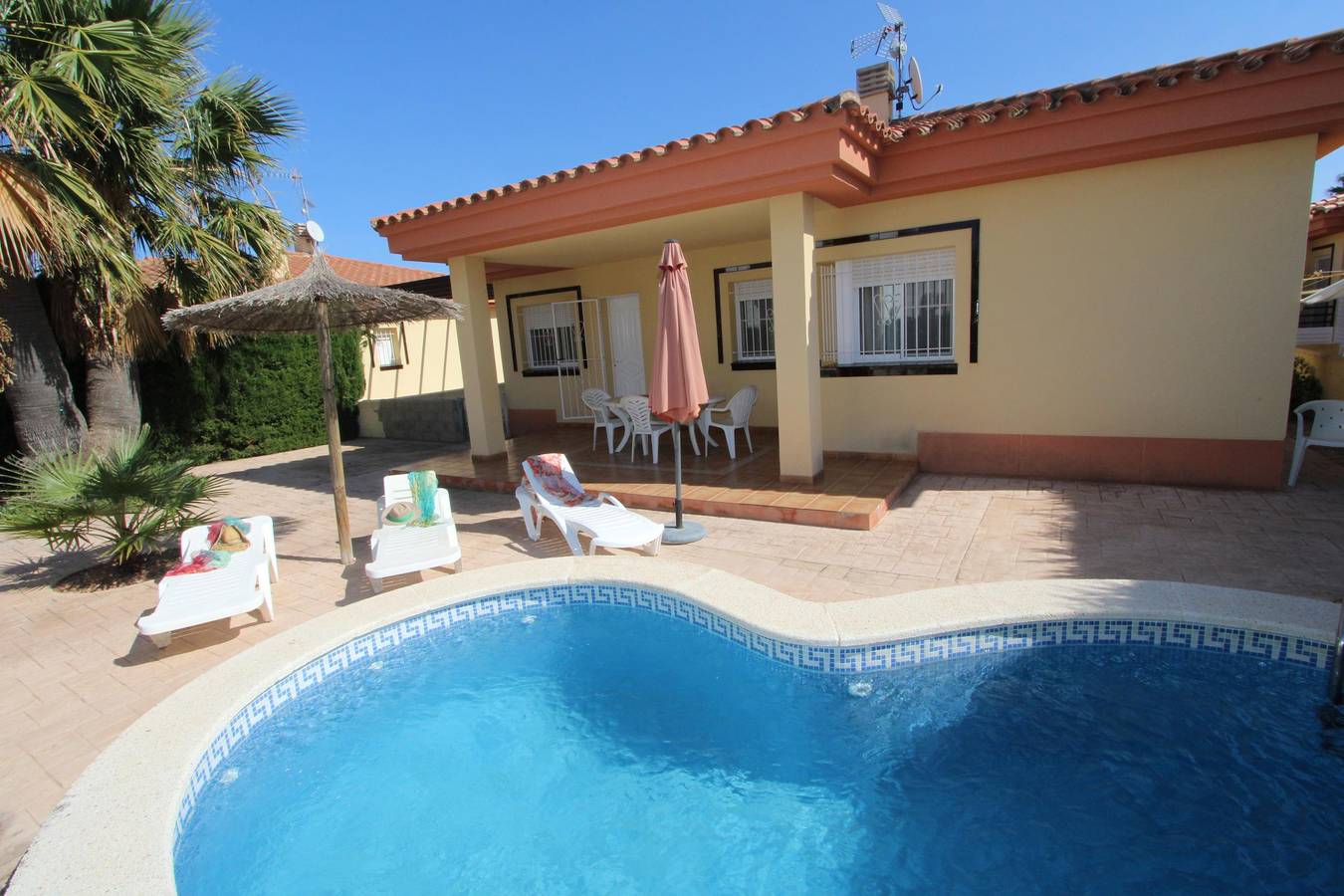Casa Sandra,Ideal fuer Ihren Urlaub am Meer, Witi gratis, Klimaanlage option, Privatpool, Hunde erlaubt, Hundestrand in Riumar, Delta de l'Ebre