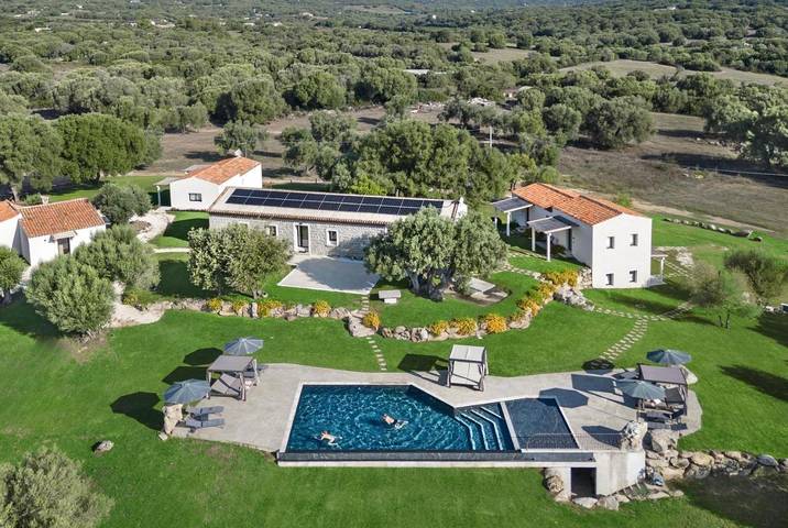 B&b per 2 persone, con balcone e piscina nonché panorama e giardino in Arzachena