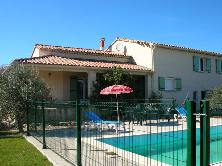 Location de vacances pour 8 personnes, avec terrasse ainsi que jardin et piscine à Saint-Jean-de-Maruéjols-et-Avéjan