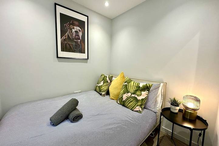 Brand New 3 Bedroom House -Sleeps 6 - Free Parking in Poole, Poole Harbour