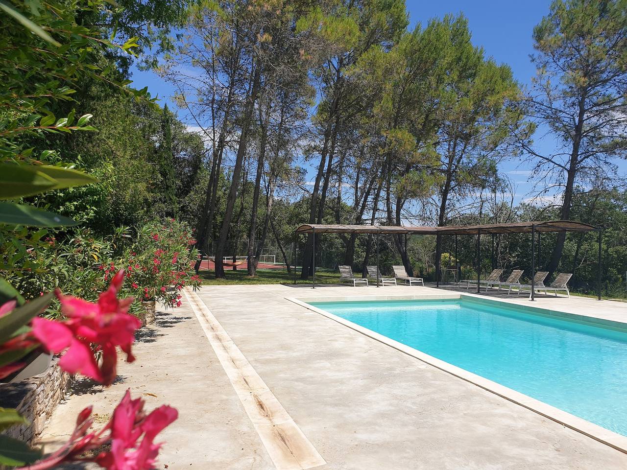 Le Mas Toupian: 500 m², grande giardino mediterraneo, tennis, piscina, pétanque, aria condizionata in Goudargues, Nimes e dintorni