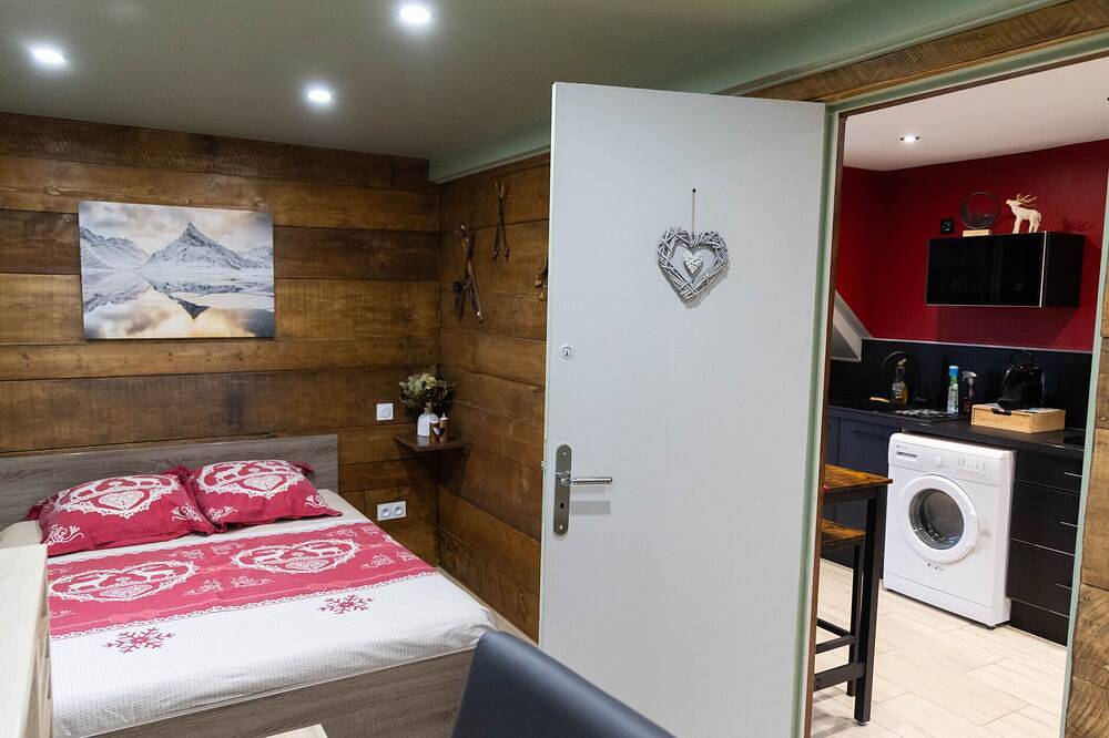 Entire apartment, Mon p'tit Chalet-Apartment-Apartment-Ensuite with Shower-Countryside view in Venoy, Auxerre region