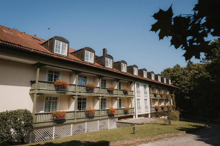 Hotel für 10 Personen, mit Terrasse und Garten sowie Sauna in Miesbach - 4
