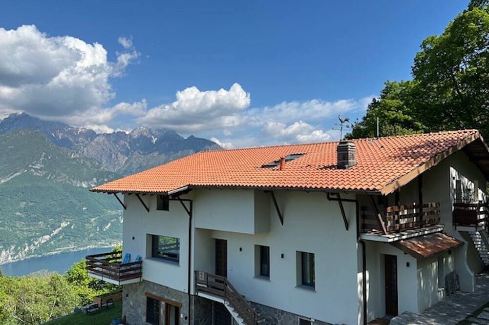 Villa D'Alba with spectacular views of the mountains and Lake Como King suite in Civenna, Comune di Bellagio