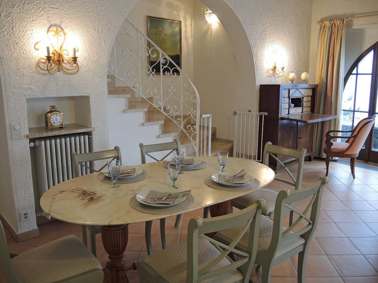 Grosszügiges Ferienhaus mit Pool und 180° Panoramasicht, ideal für Familien in Brissago, Tessiner Alpen