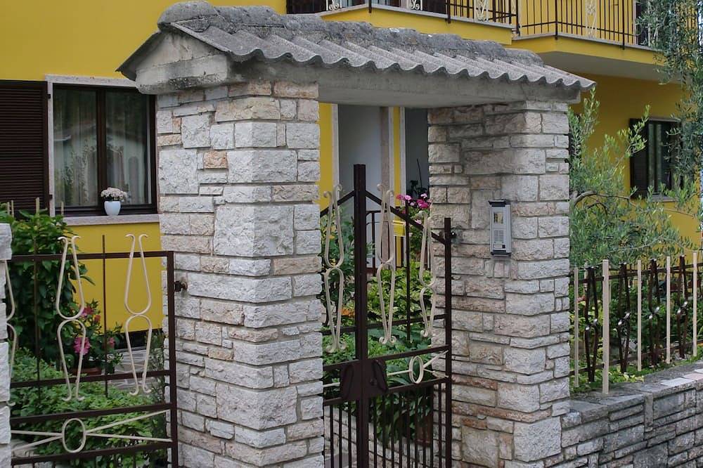 Ganze Wohnung, Ester Ferienhaus \"Geräumige Wohnung mit Seeblick\" in Brenzone, Gardasee-Berge