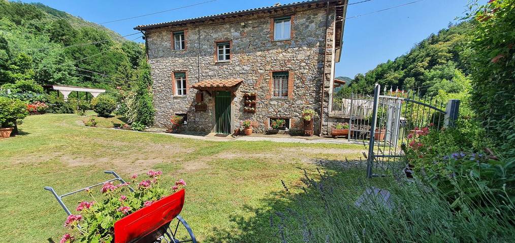 Agriturismo per 6 persone, con Piscina in Provincia di Lucca