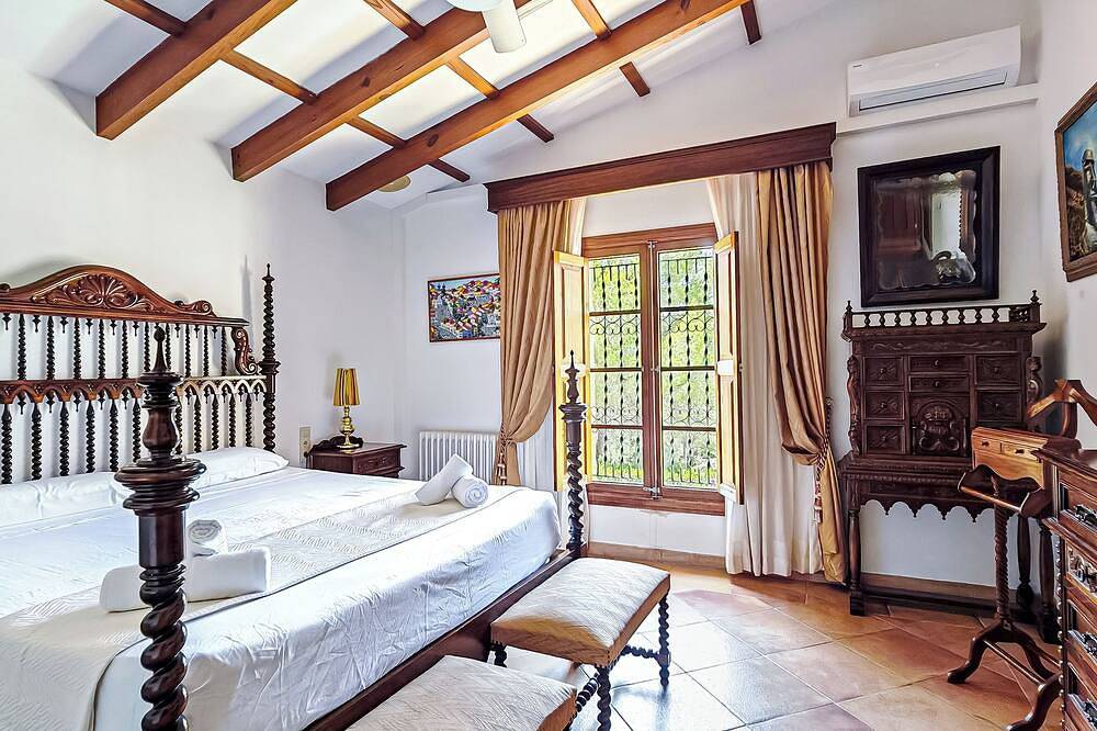 Wunderschöne mallorquinische Villa an der Küste mit Pool und Whirlpool in Costa dels Pins, Son Servera