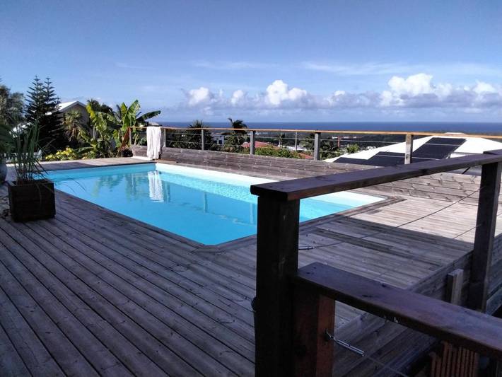 Chambre d’hôte pour 2 personnes, avec piscine et jardin ainsi que terrasse et vue