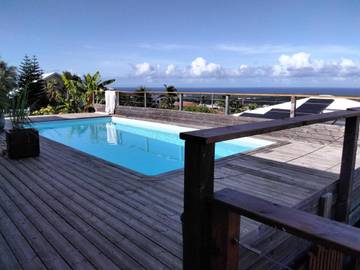 Chambre d’hôte pour 2 personnes, avec terrasse et jardin ainsi que vue et piscine à L'Étang-Salé