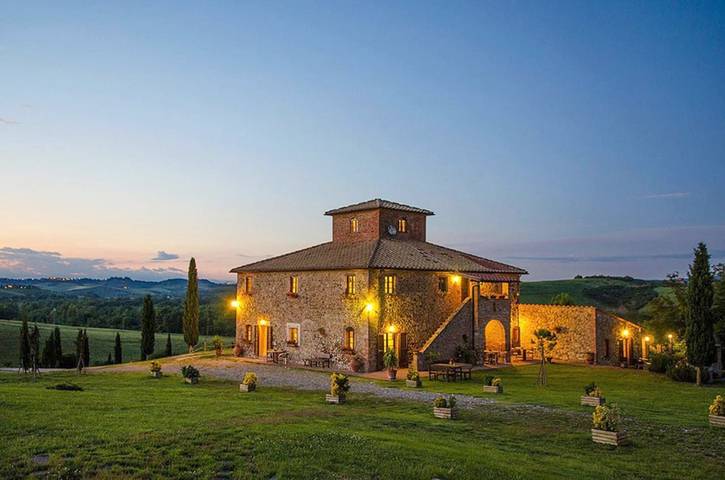 Agriturismo per 6 persone, con Terrazza e Giardino nonché Piscina e Panorama a Lajatico