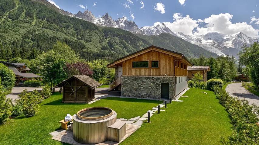 Maison de vacances pour 11 personnes, avec Balcon et Jacuzzi ainsi que Terrasse et Jardin à Chamonix-Mont-Blanc