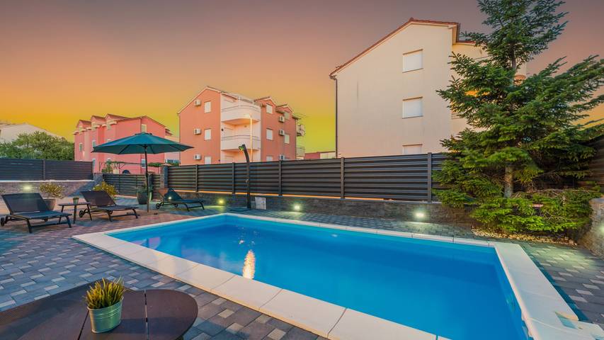Ferienhaus für 10 Personen, mit Terrasse und Garten sowie Whirlpool in Vodice