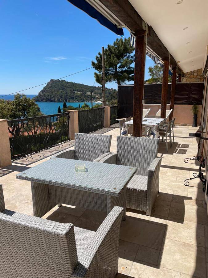 Ferienwohnung für 4 Personen, mit Balkon und Terrasse sowie Garten und Pool
