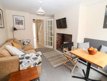 Log Cabin for 3 People in Chester, Cheshire, Photo 3
