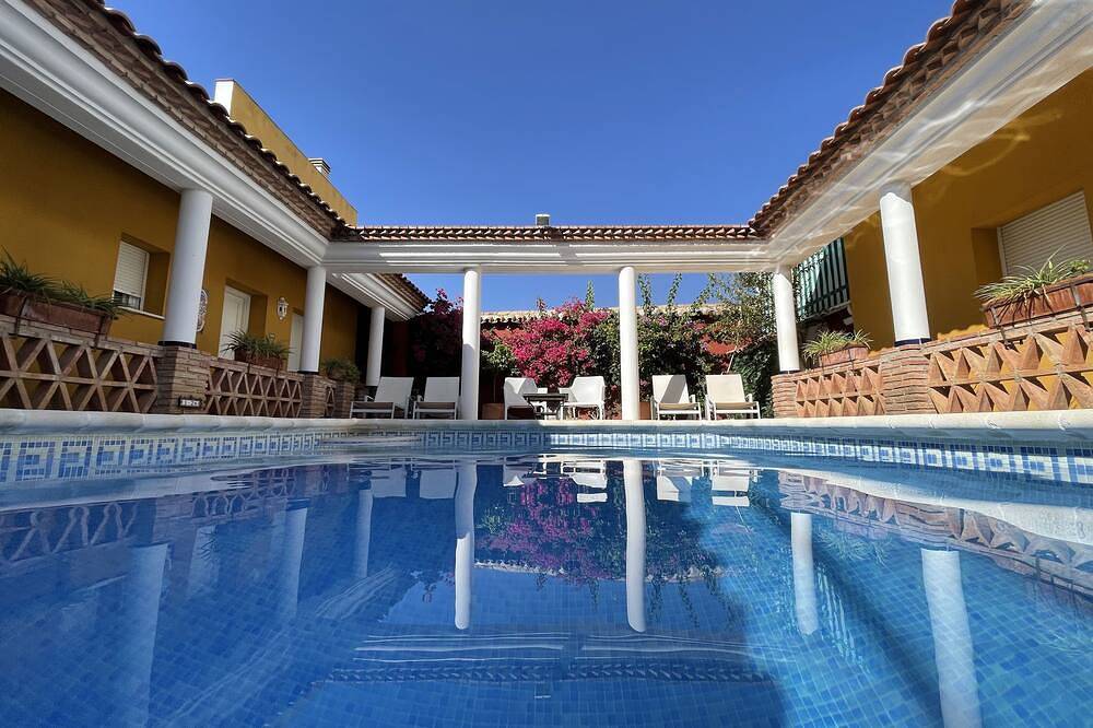 Casa Uno Ihre Villa im römischen Stil im Herzen Andalusiens - Pool, Grill & Terrasse in La Carlota, Córdoba Provinz