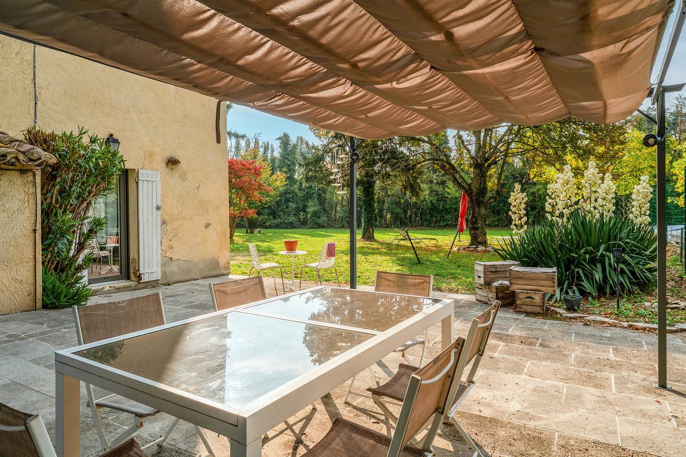 Guest Room 'Chambre D'hôtes Nature' with Shared Terrace, Wi-Fi and Air Conditioning in Cabannes, Arles region