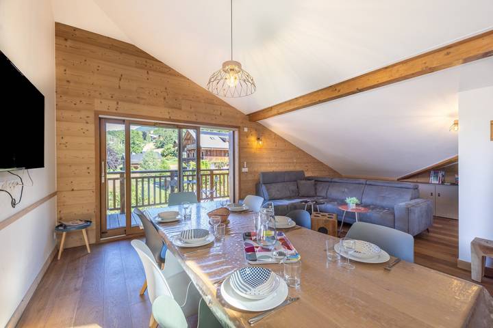Entire apartment, Apartment 'Le Carlinaston' with Mountain View, Balcony and Wi-Fi in Samoëns, Bonneville region