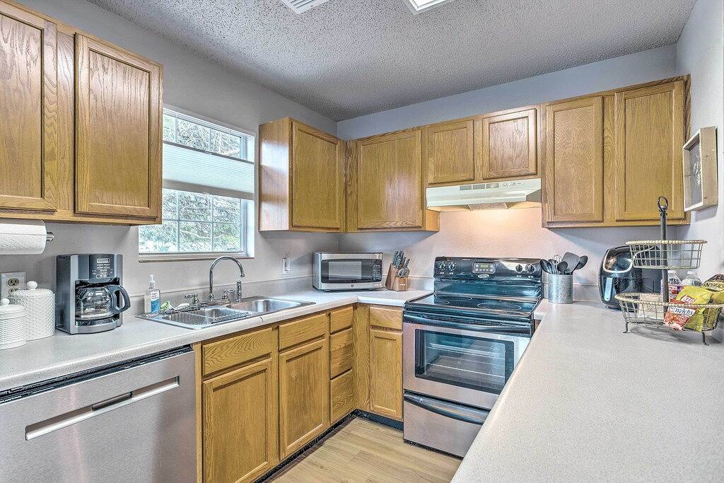 Pottsboro Home w/ Fire Pit < 1 Mi to Lake Texoma! in Lake Texoma