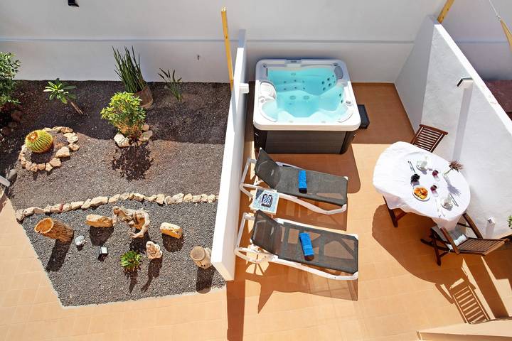 Hel lägenhet, Vacation Apartment 'El Naranjo Con Jacuzzi' with Private Terrace, Private Garden and Wi-Fi in Tarajalejo, Tuineje
