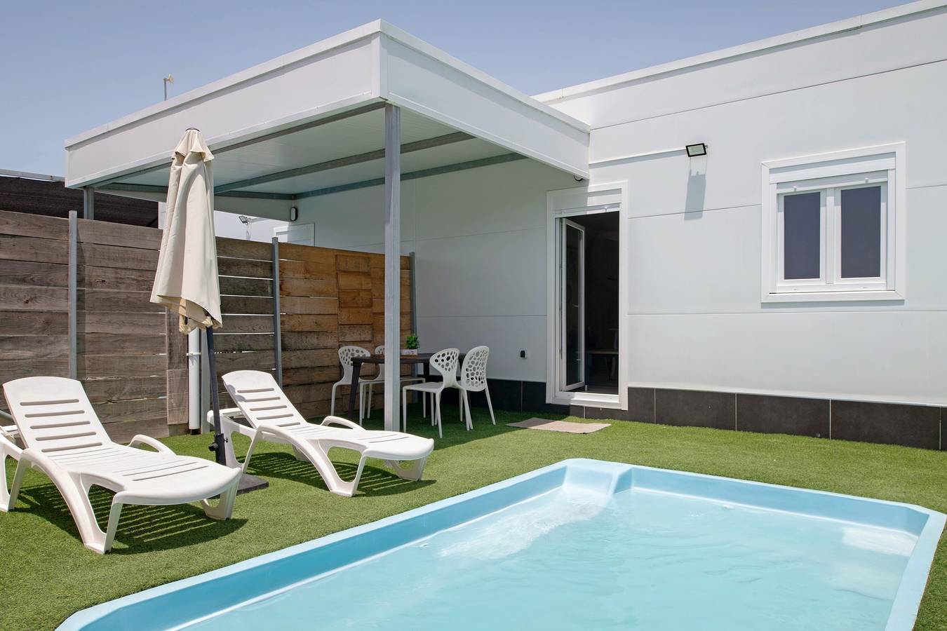 Casa vacanze 'Casita Perla' con piscina privata, Wi-Fi e aria condizionata in Conil de la Frontera, Costa de la Luz